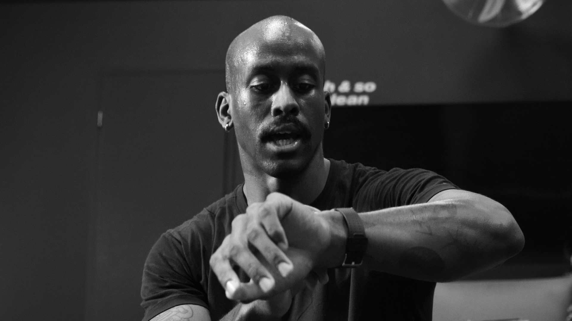 Asa Watson, Trainier im Fontana Klub, guckt auf seine Uhr